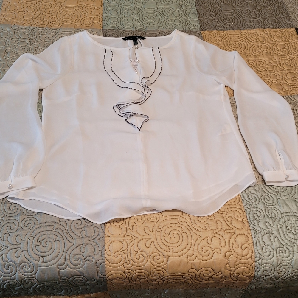 White House Black Market sz 8 white ruffled blouse